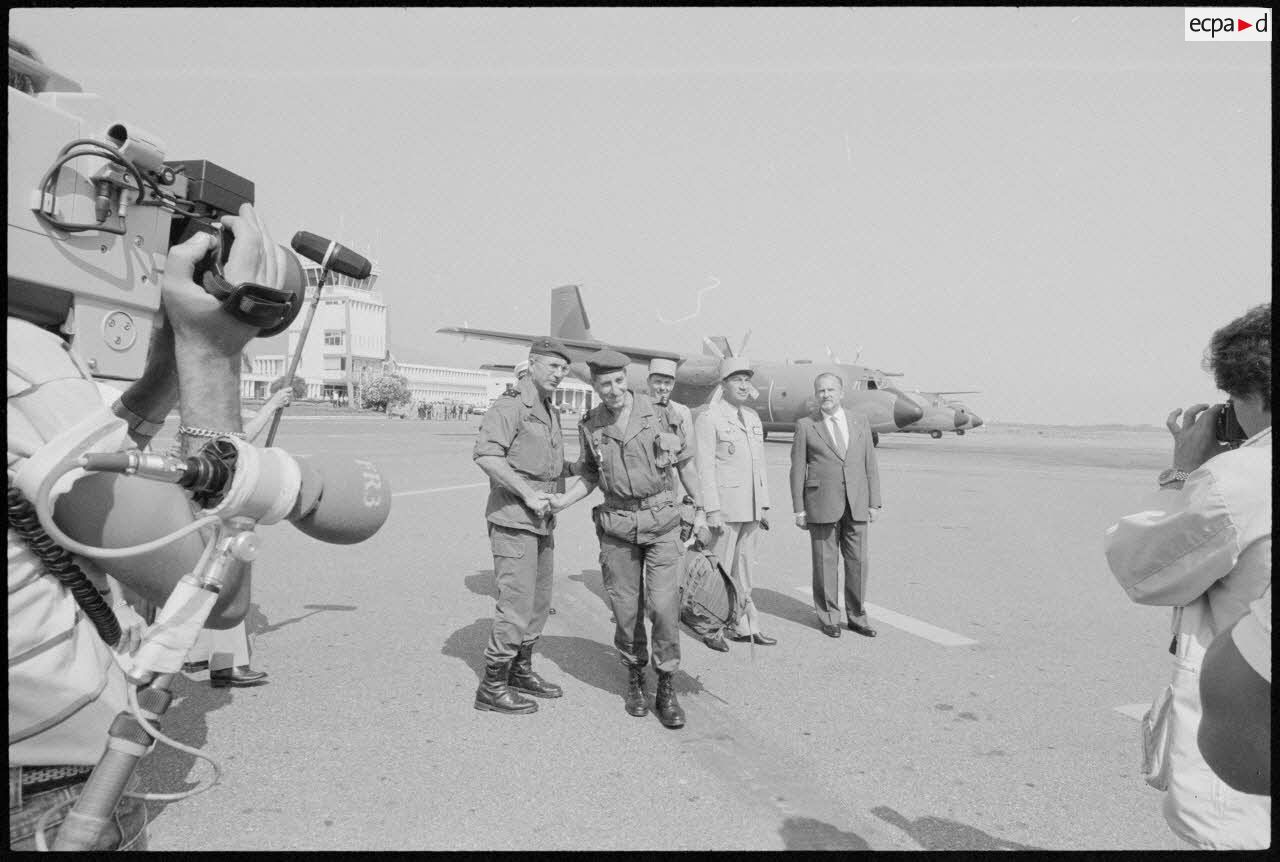 Le général Schmitt saluant le général Granger à l'aéroport de Calvi lors du départ des troupes françaises pour Beyrouth.