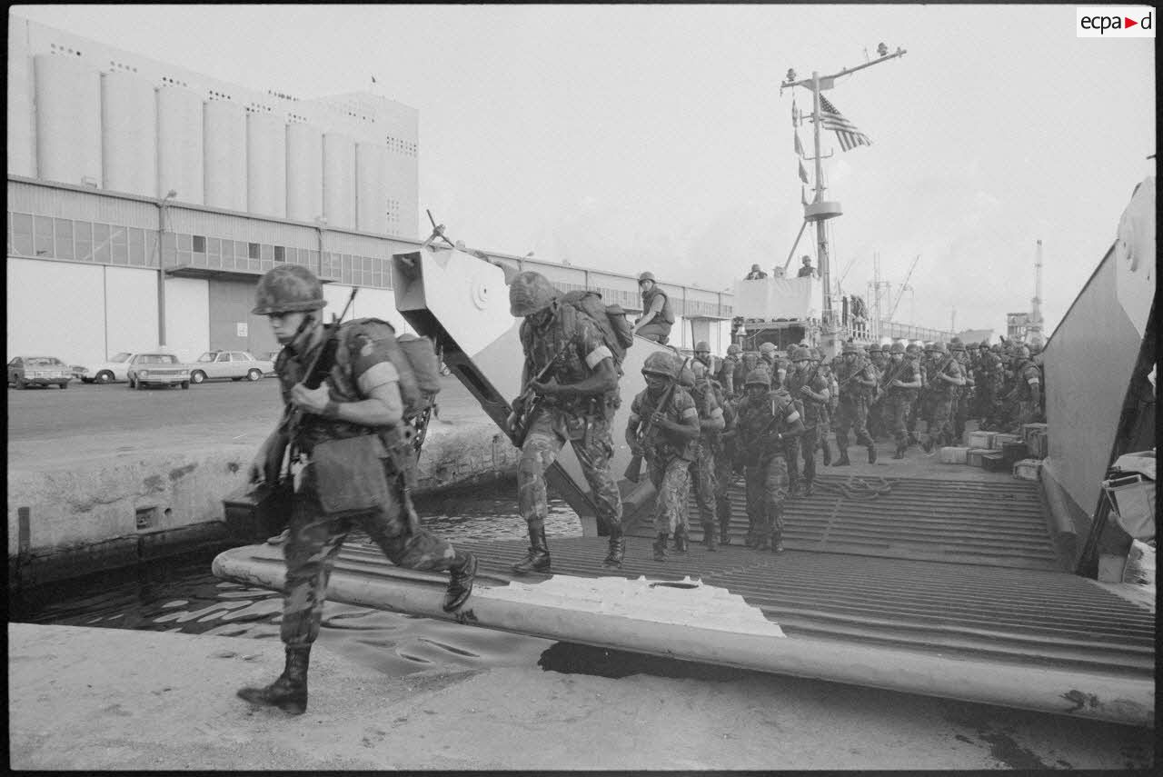 Débarquement d'un contingent américain dans le port de Beyrouth.