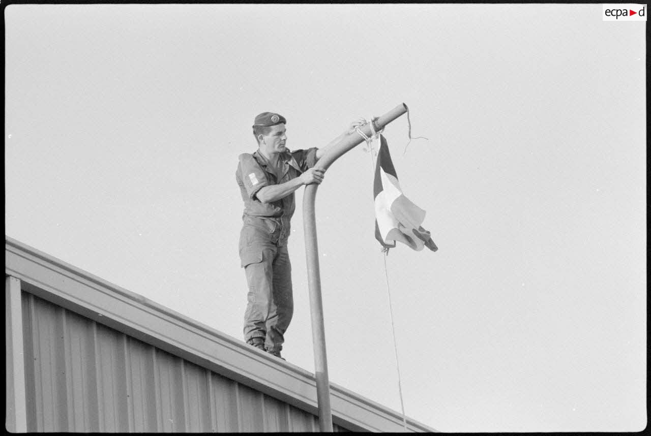 Légionnaire du 2e REP retirant le drapeau français du port de Beyrouth.