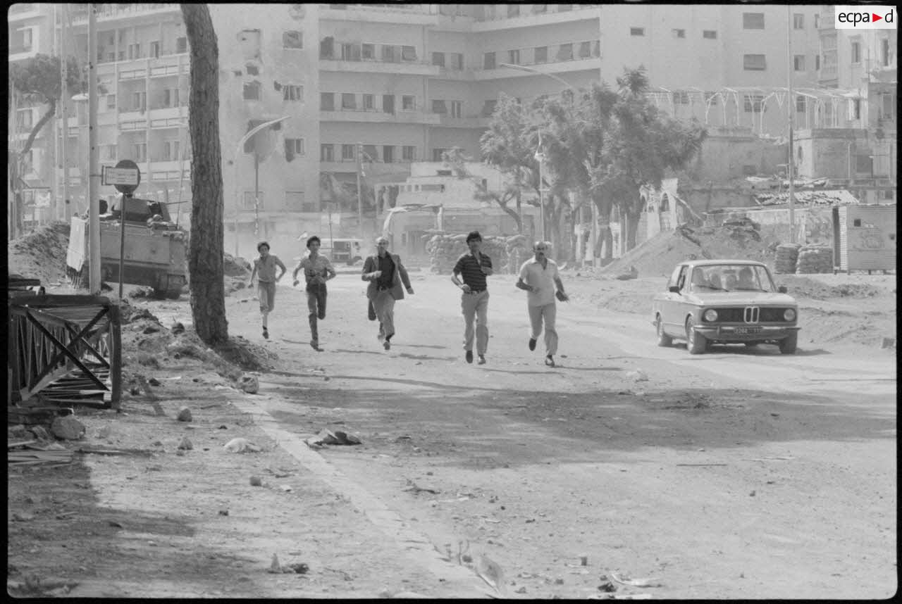 Population fuyant un quartier de Beyrouth.