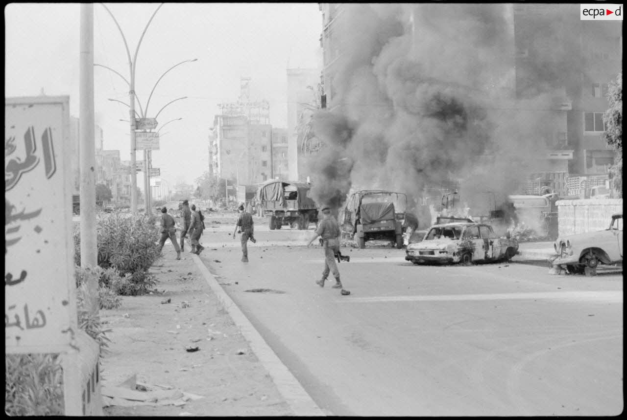 Paras avançant vers la zone de combat à Beyrouth.