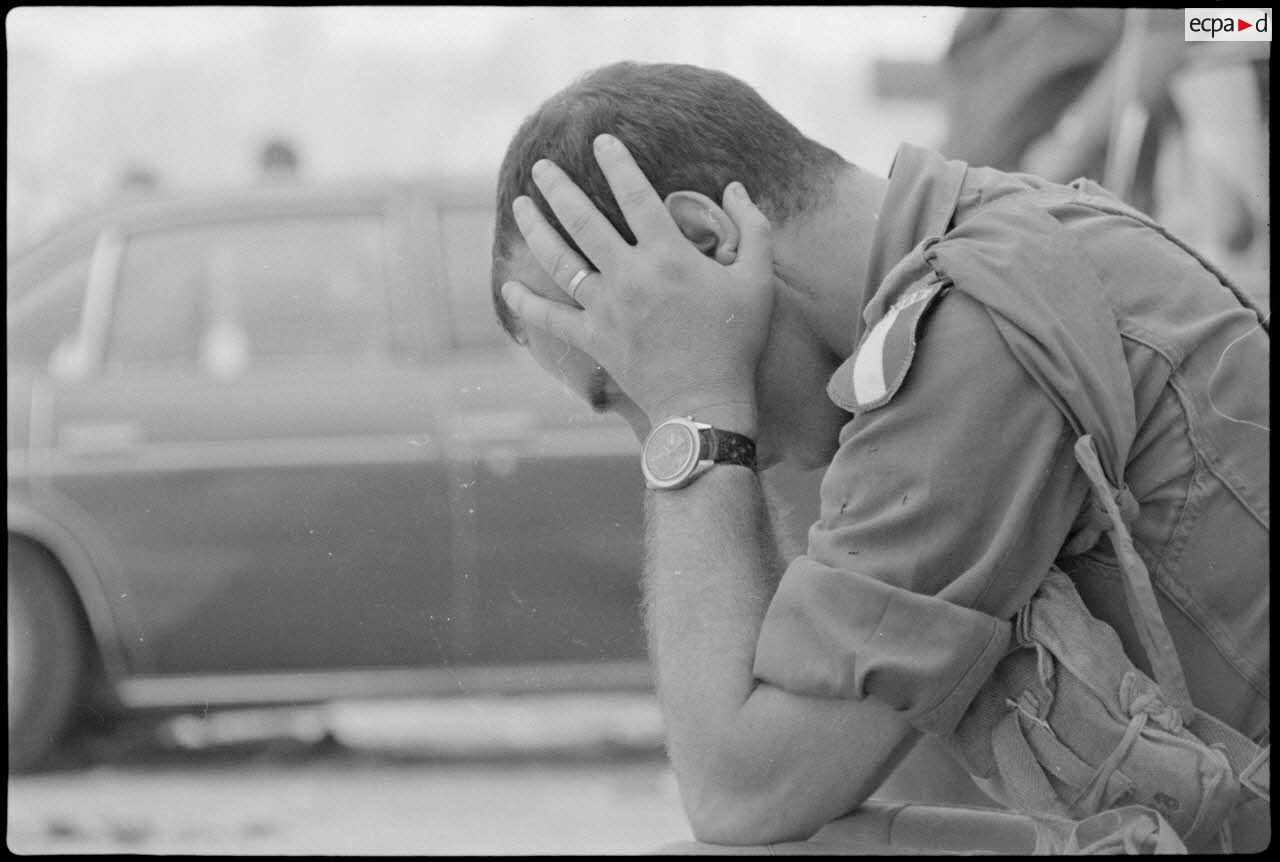 Parachutiste prenant du repos dans le port de Beyrouth.