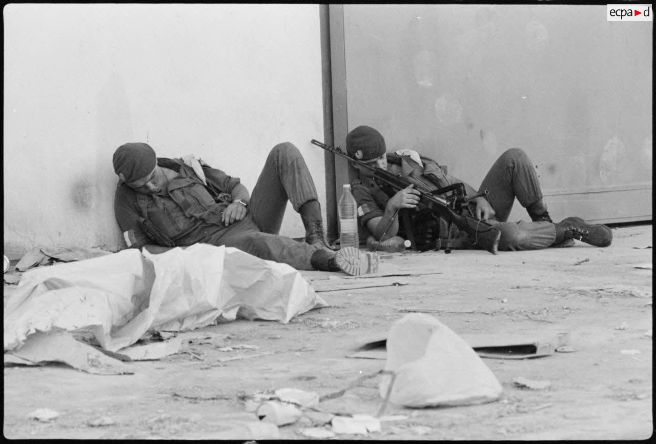 Soldats se reposant dans le port de Beyrouth.