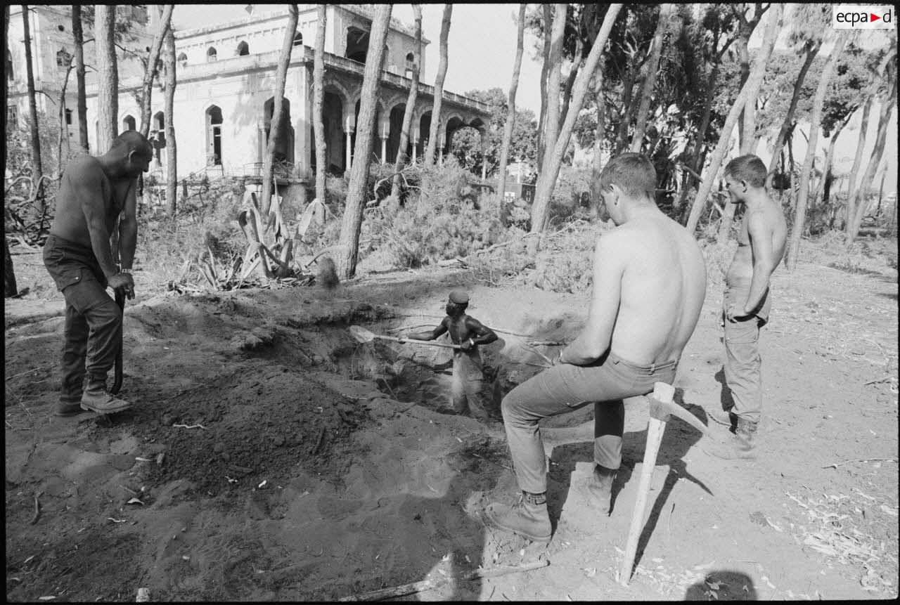 Construction de sanitaires à la Résidence des pins, quartier général de l'armée française à Beyrouth.