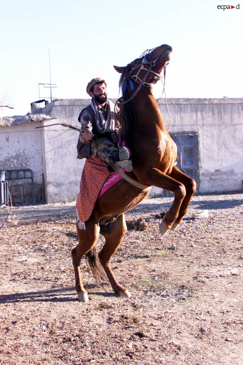 Un soldat afghan gardant un poste de l'aéroport de Kaboul sur son cheval.