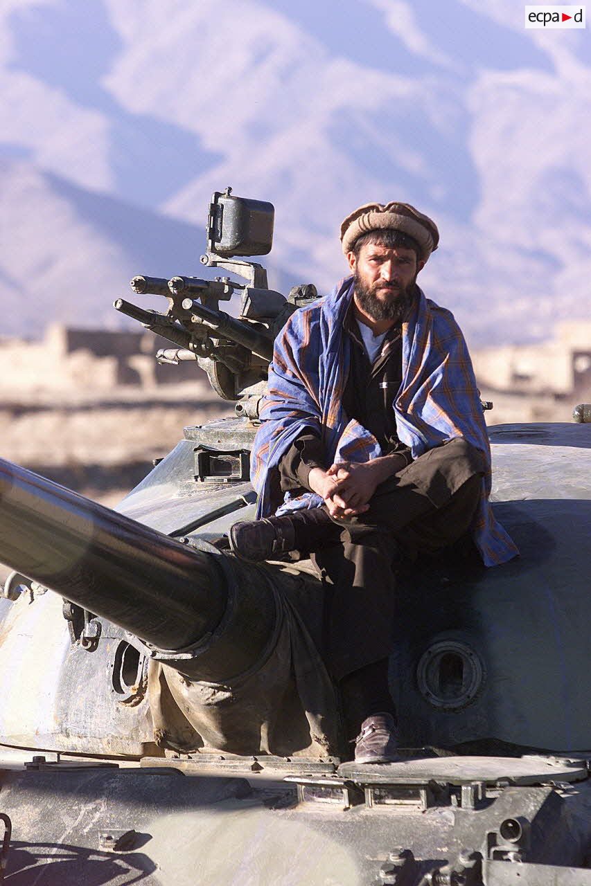 Portrait d'un soldat afghan sur un char.