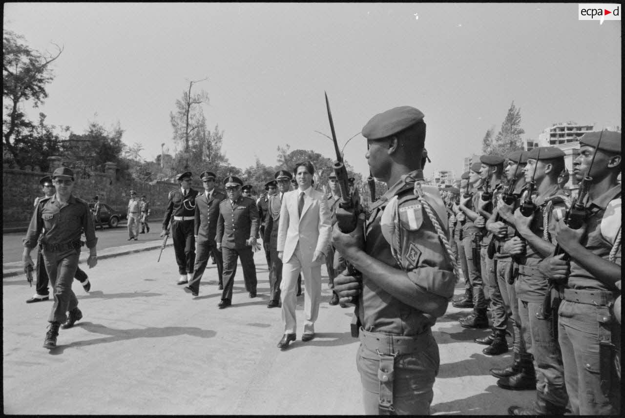 Le président libanais Amine Gémayel passe en revue la 3e Cie du 8e régiment parachutiste d'infanterie de marine (RPIMa) à Beyrouth.