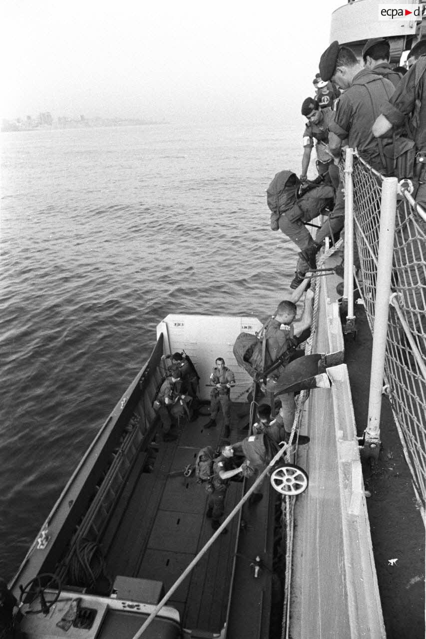 Transbordement de soldats sur un landing craft vehicle personal (LCV) depuis le bâtiment Argens qui mouille dans la rade de Beyrouth.