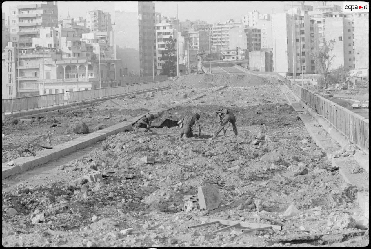 Déminage d'une avenue de Beyrouth par le 17e régiment du genie parachutiste (RGP).