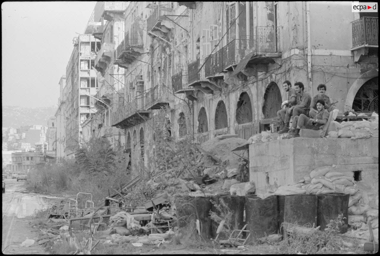 Poste de miliciens du Front national de libération (FNL) à Beyrouth.