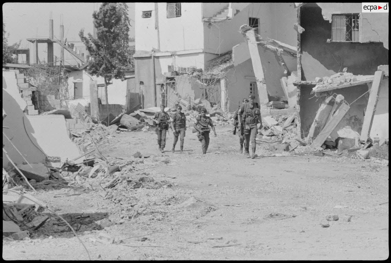 Patrouille à pied du 3e régiment parachutiste d'infanterie de marine (RPIMa) dans le camp de Chatila, Beyrouth.