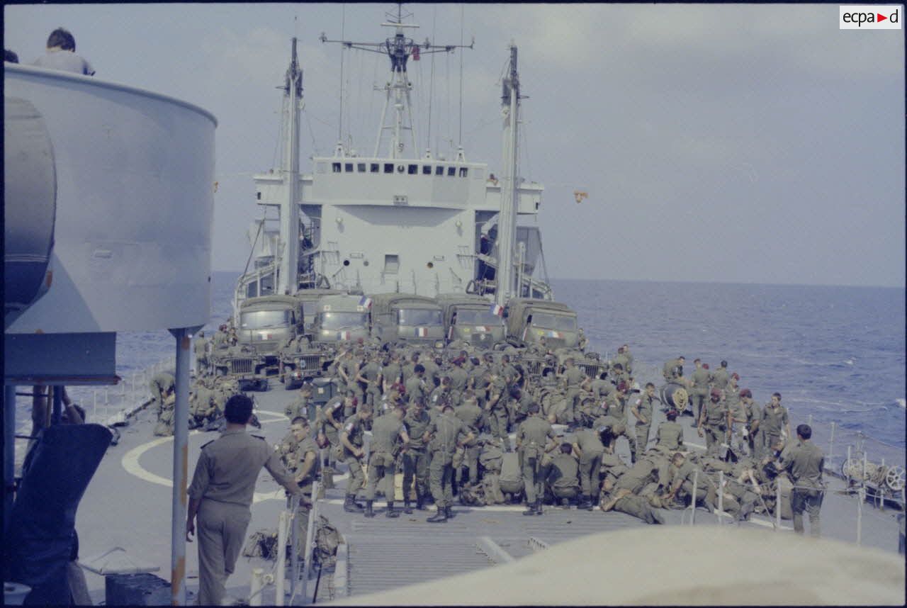 Soldats français de la Force multinationale de sécurité à Beyrouth (FMSB) à bord du bâtiment de débarquement de chars Argens en route pour Beyrouth.