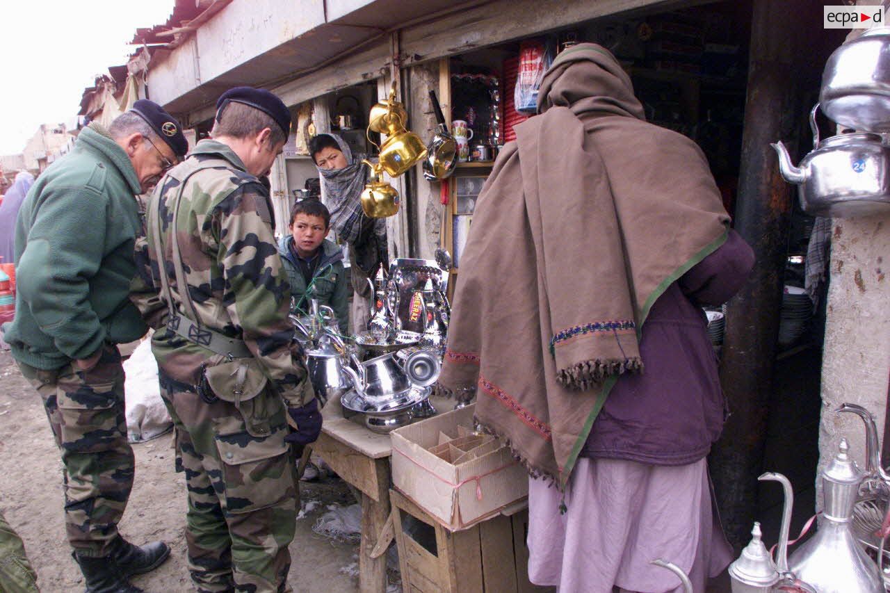 Ravitaillement à Kaboul des soldats français auprès des commerçants locaux.