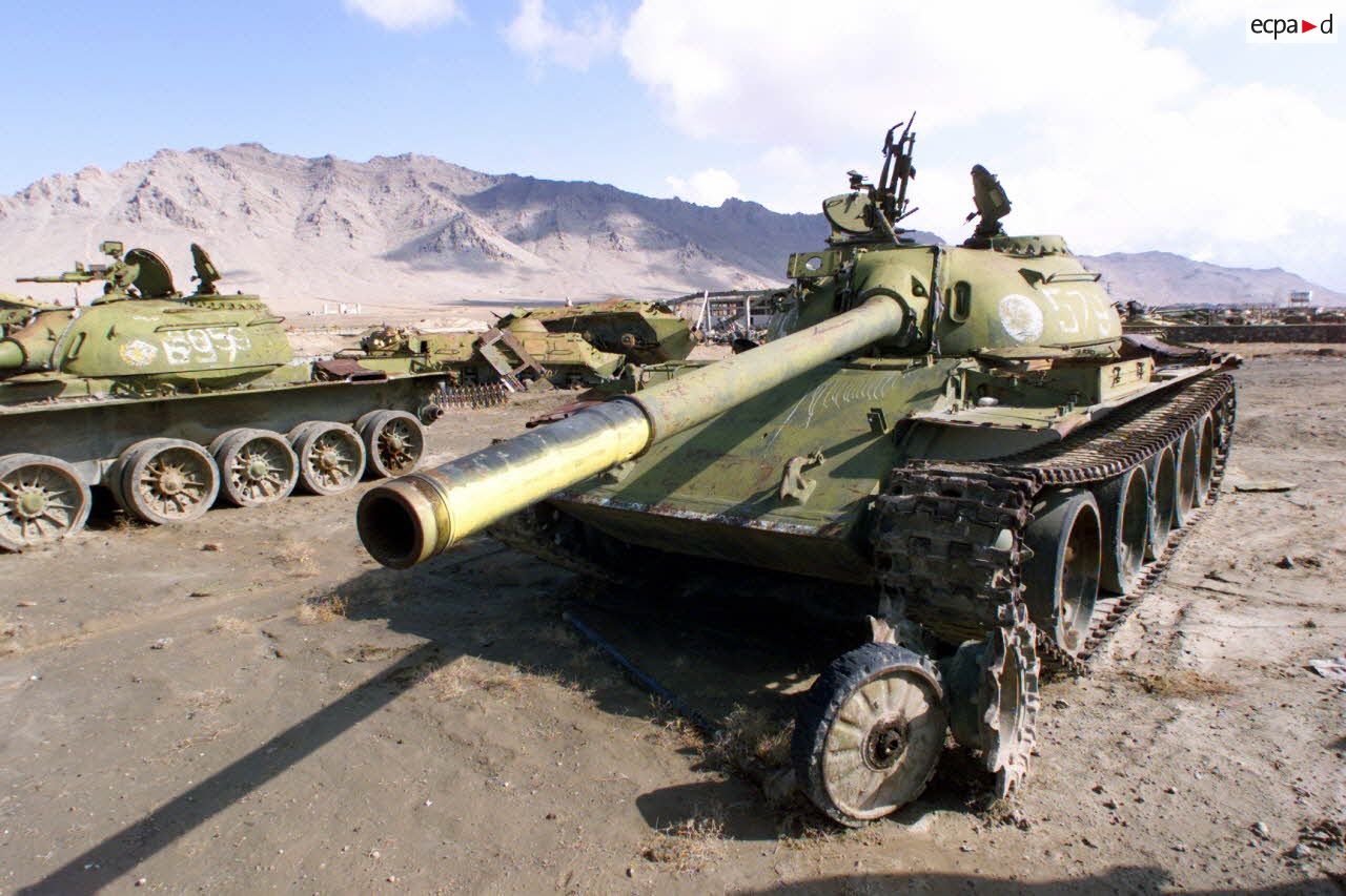 Cimetière d'engins blindés russes à la sortie Kaboul, sur la route de Jalalabad.