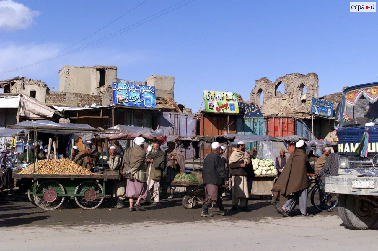 Vue de la ville de Kaboul avec son maRChé et sa population civile.