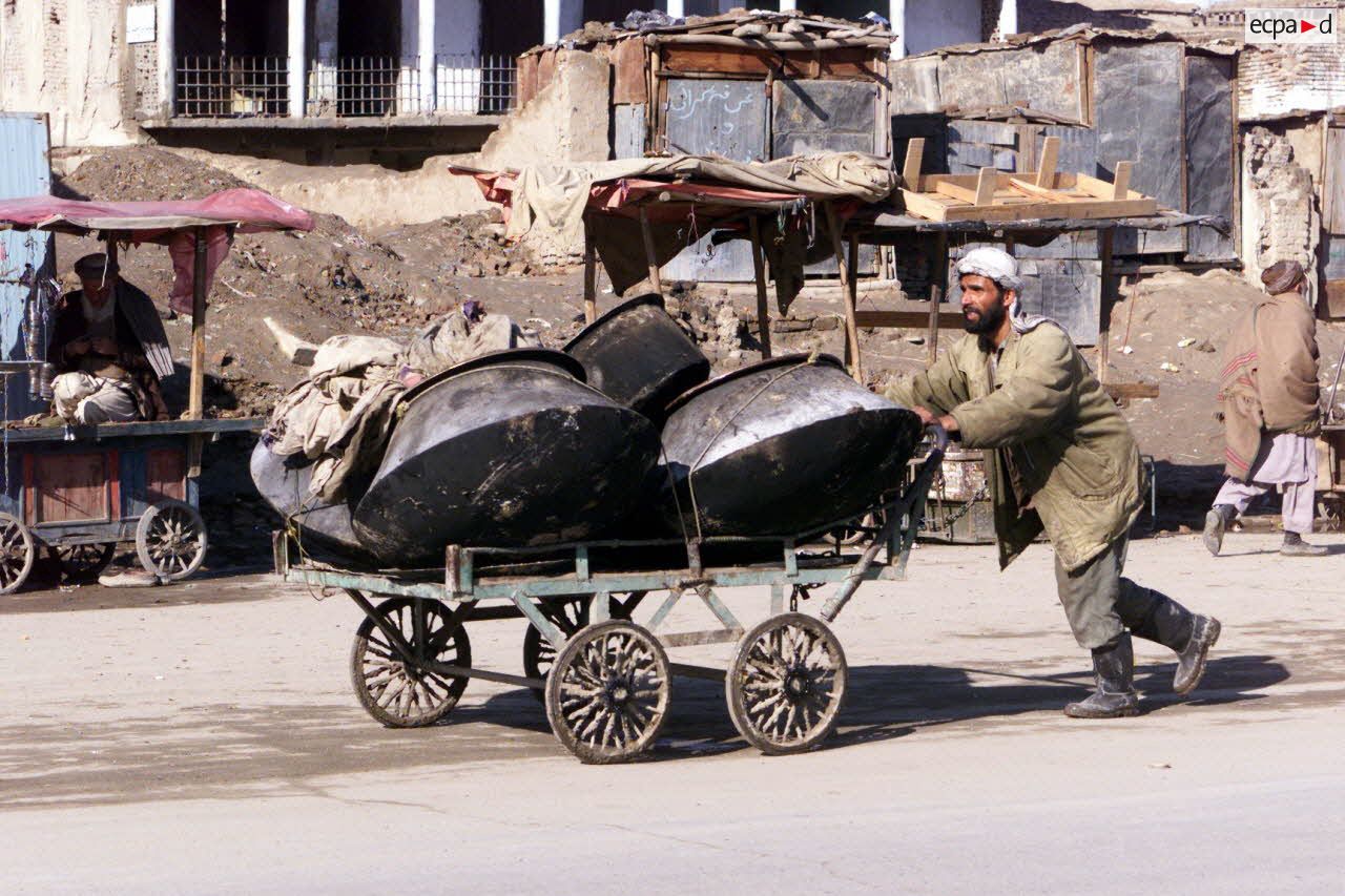 Vue de la ville de Kaboul avec son maRChé et sa population civile.