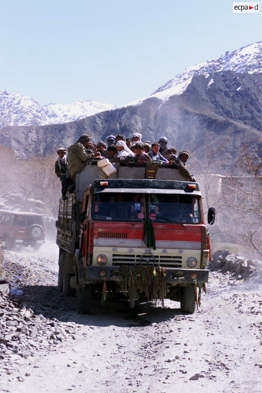 Camion ou bus suRChargé de passagers.