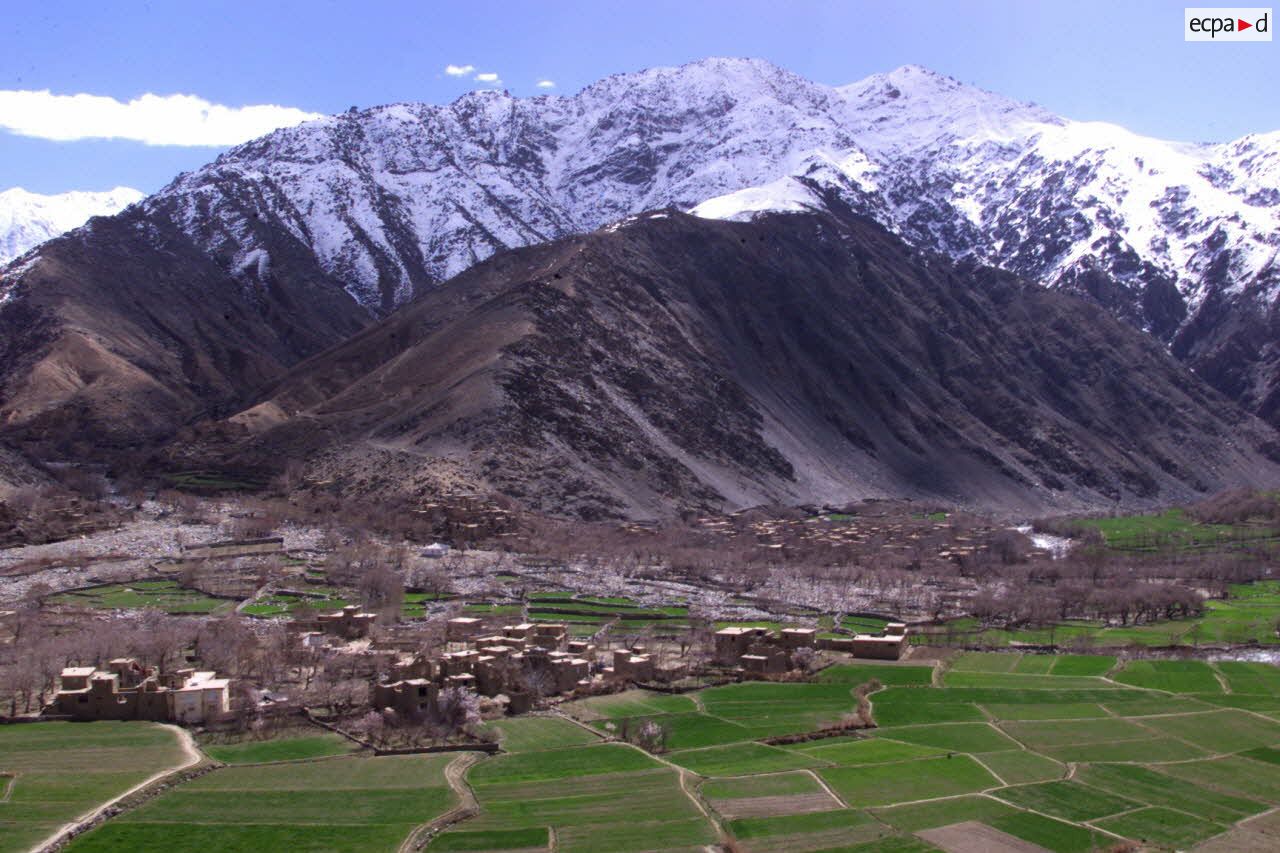 Visite du colonel Mone au tombeau du commandant Massoud dans la Vallée du Panjshir.