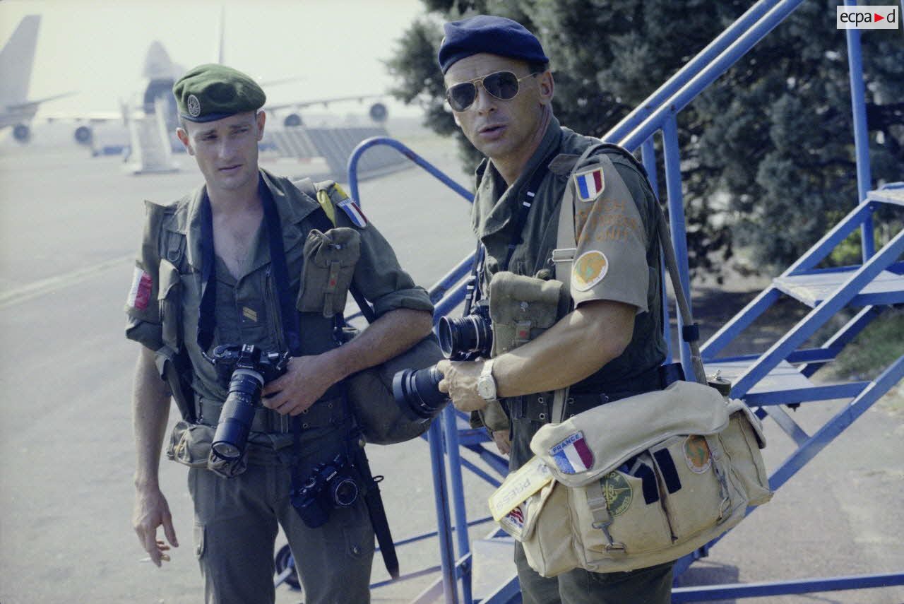 Deux photographes, dont le reporter François-Xavier Roch de l'ECPA, discutent sur l'aéroport de Bastia avant le départ des troupes pour le Liban.