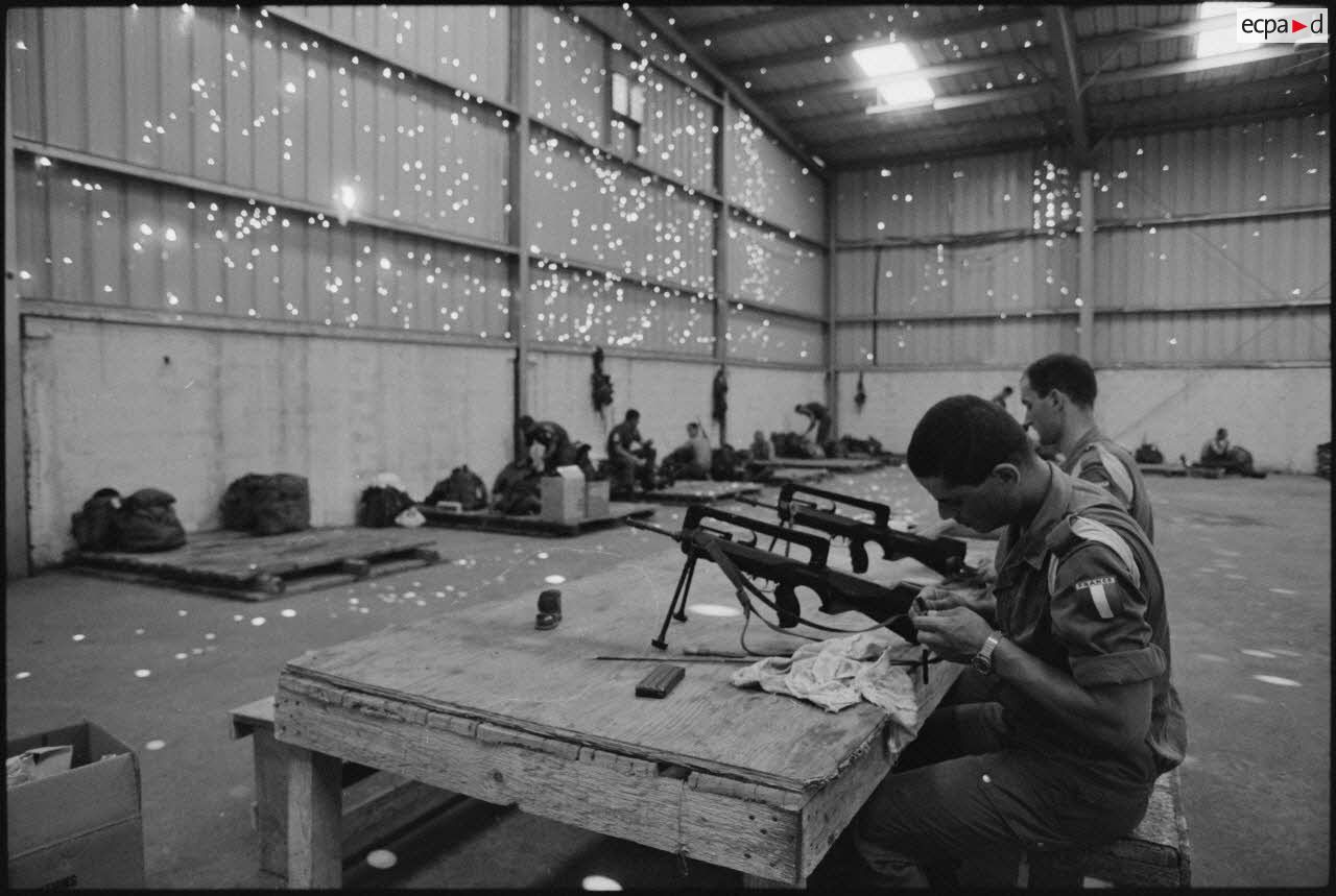 Légionnaires du 2e régiment étranger de parachutistes (REP) nettoyant leurs fusils d'assaut de la manufacture d'armes de Saint-Etienne (FAMAS).