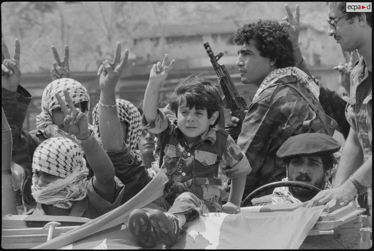 Arrivée d'un enfant et de combattants palestiniens dans le port de Beyrouth avant leur évacuation de la ville.