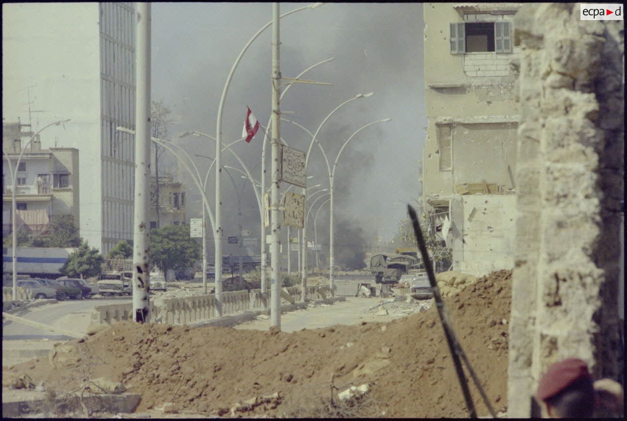 Avenue Béchara el Khoury dans la fumée suite à l'incendie et à l'explosion de véhicules.