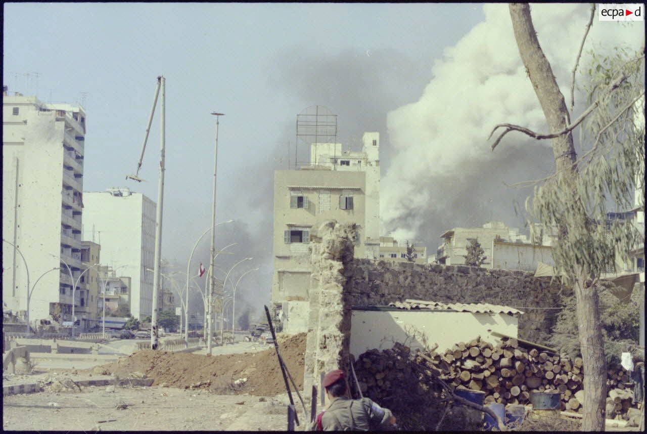 Avenue Béchara el Khoury dans la fumée suite à l'incendie et à l'explosion de véhicules.