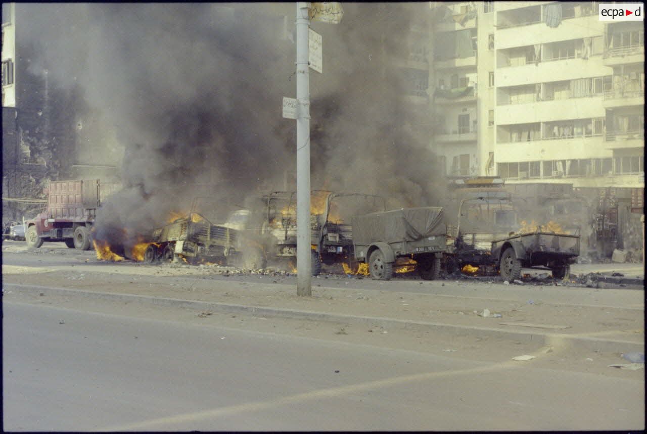 Véhicules du Génie incendiés par des tirs de lance-roquettes ennemis dans Beyrouth.