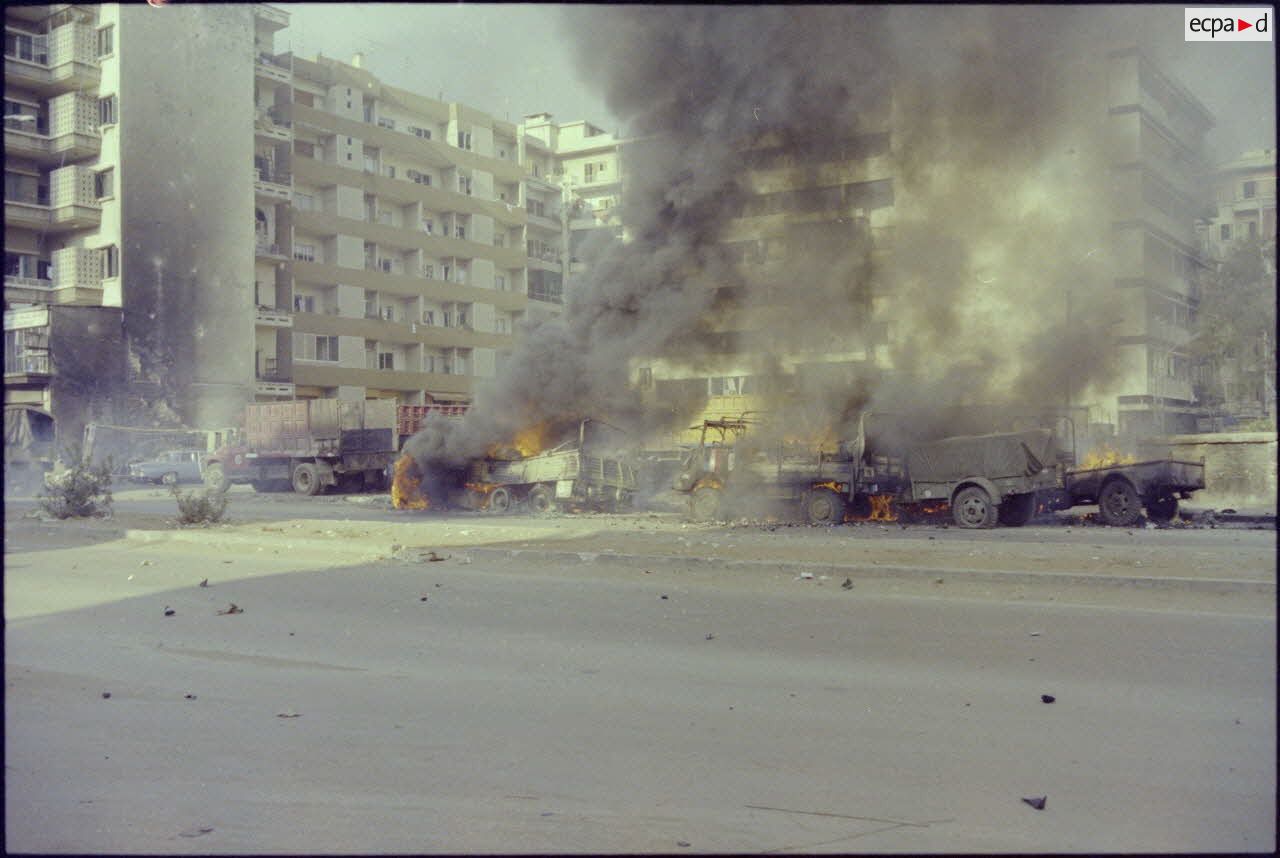 Véhicules du Génie incendiés par des tirs de lance-roquettes ennemis.