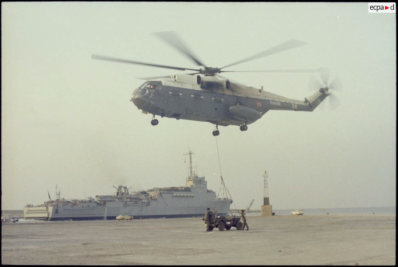 Super-Frelon hélitreuillant une jeep et le TCD Orage.