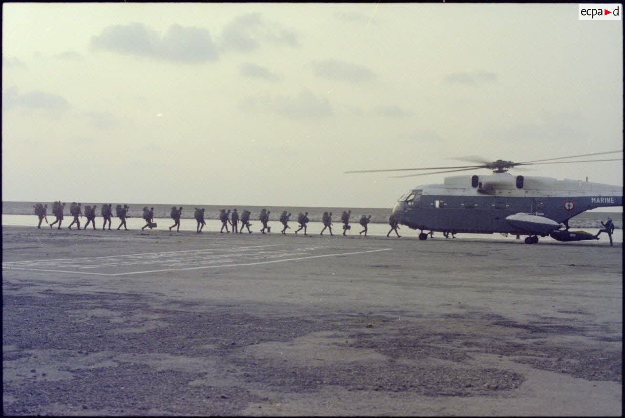 Embarquement de troupes françaises quittant Beyrouth à bord d'un Super-Frelon.