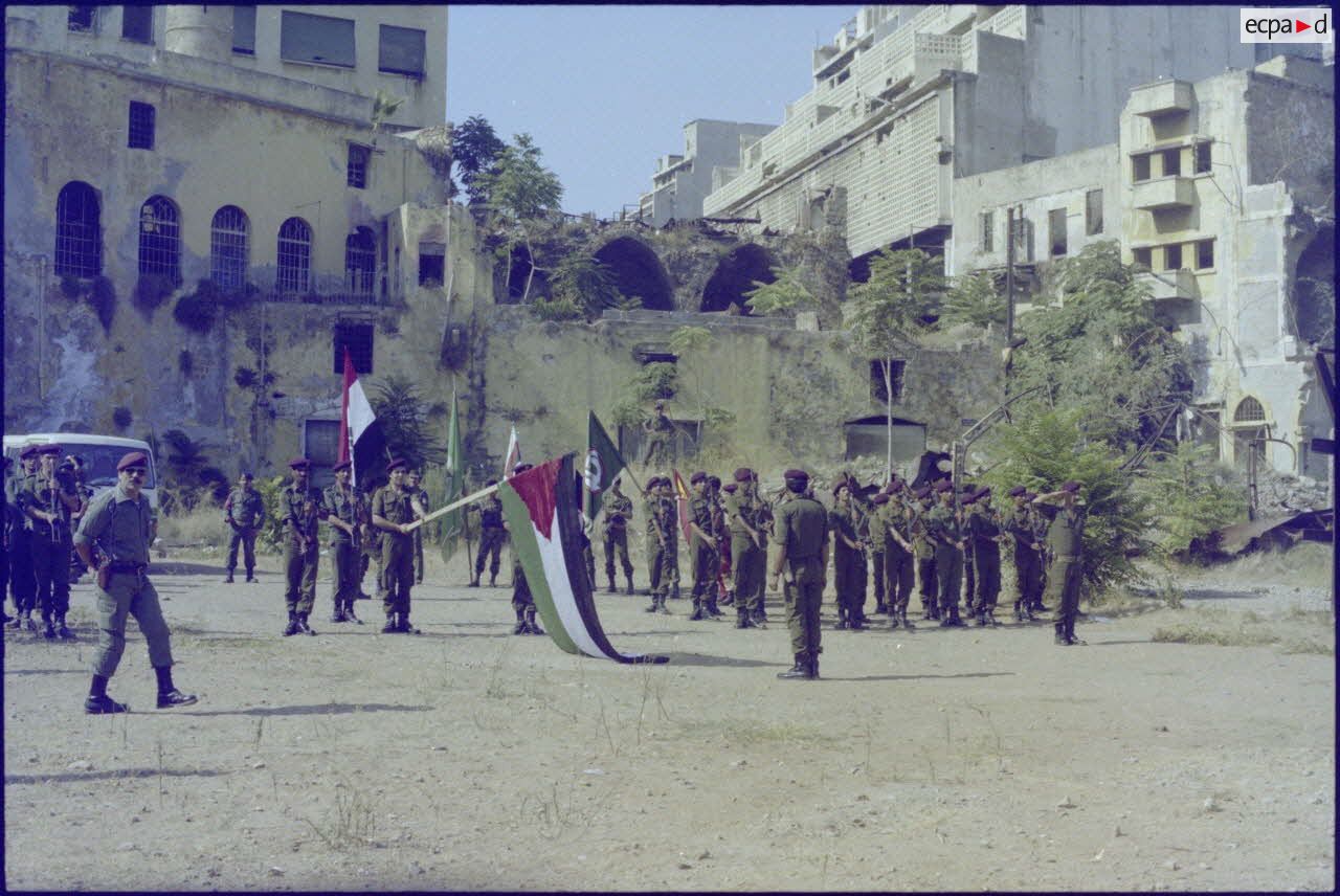 Cérémonie militaire pour le départ de Yasser Arafat de Beyrouth.