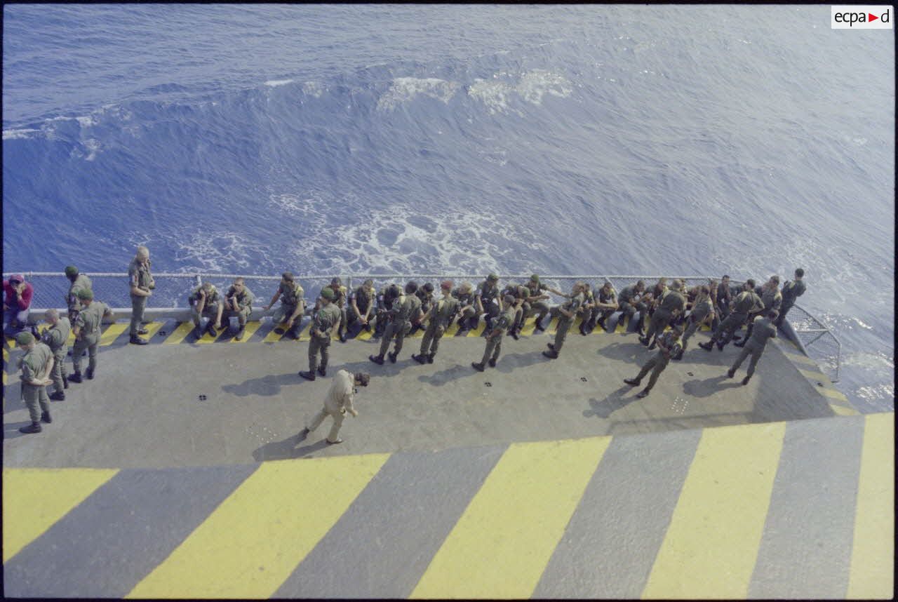 Groupe de soldats sur le porte-avions Foch.