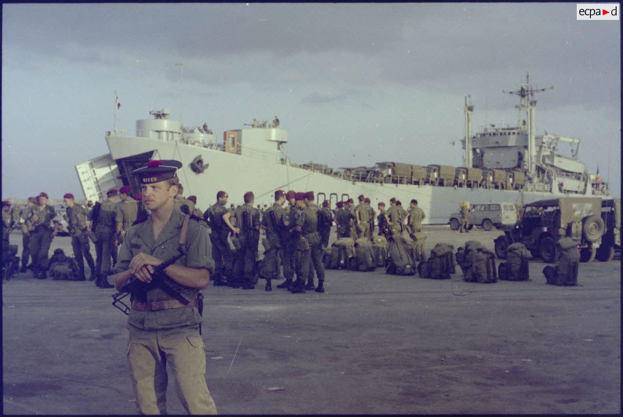 Débarquement du 3e régiment de paracutistes d'infanterie de Marine (RPIMa) dans le port de Beyrouth.