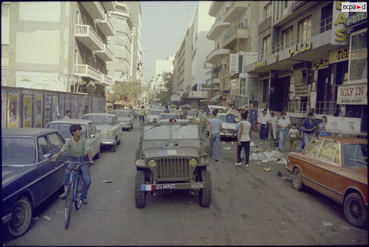 Jeep française patrouillant dans le centre-ville de Beyrouth.