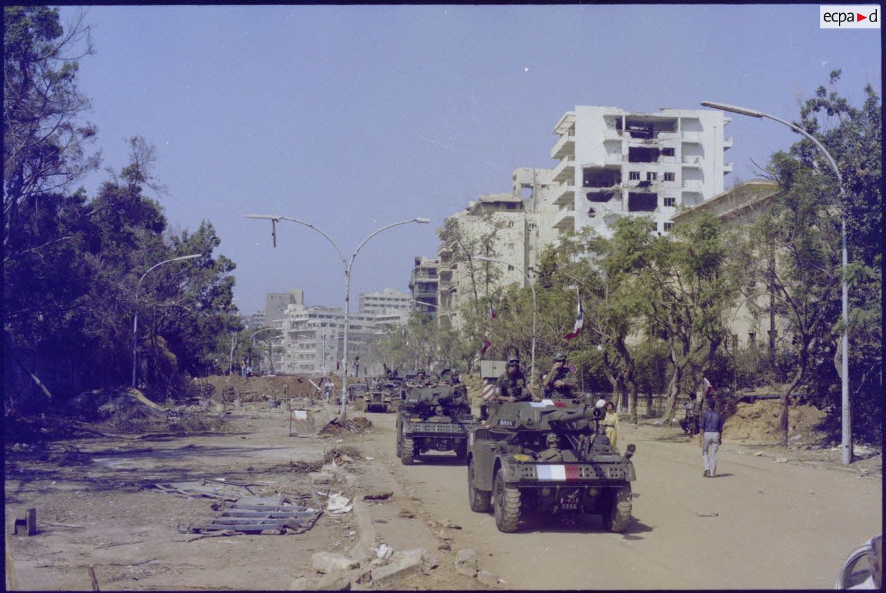 Progression d'automitrailleuses (AML-90) du régiment d'infanterie chars de marine (RICM) dans Beyrouth.