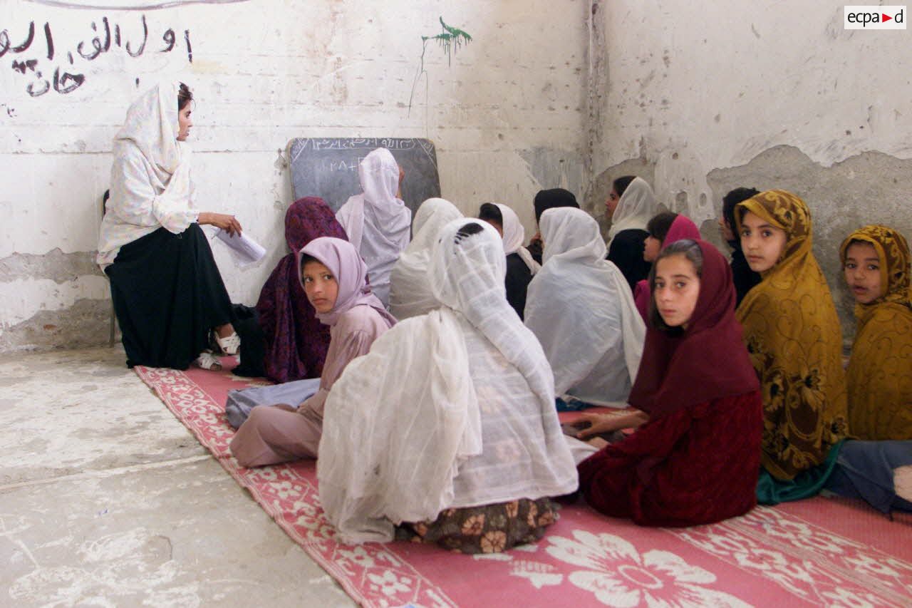 Distribution de fournitures scolaires par le détachement d'instruction opérationnelle (DIO) dans l'école de Paktia Kot.