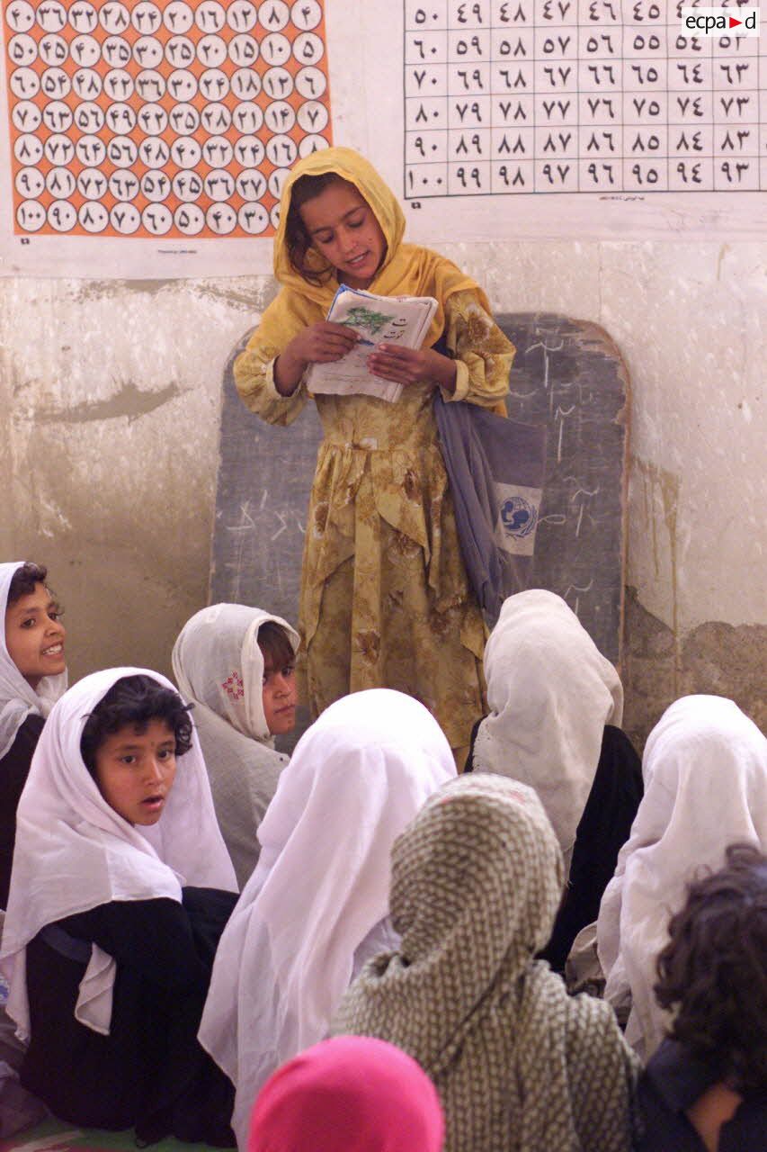 Distribution de fournitures scolaires par le détachement d'instruction opérationnelle (DIO) dans l'école de Paktia Kot.