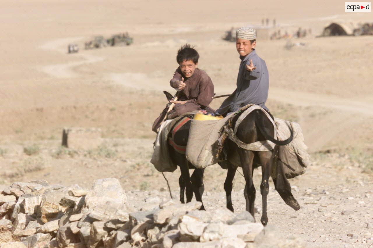 Construction d'une école par le 7e bataillon de chasseurs alpins (BCA) dans le village hazara d'Anjirak.