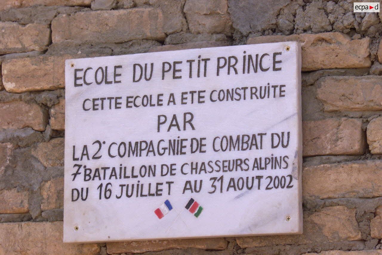 Inauguration par le colonel Corbet de l'école d'Anjirak construite par la 2e compagnie du 7e bataillon de chasseurs alpins (BCA).