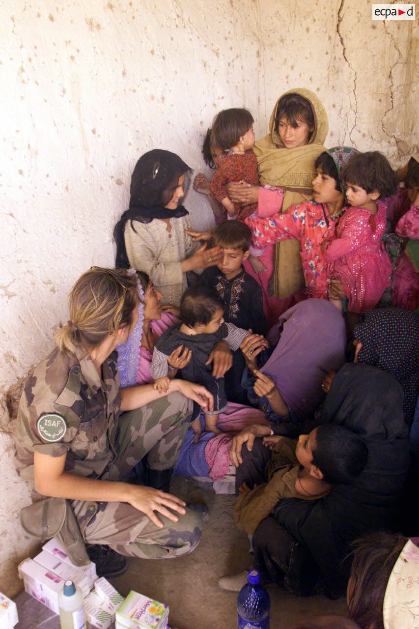 Aide médicale dans un village de la zone de responsabilité française au nord de Kaboul.