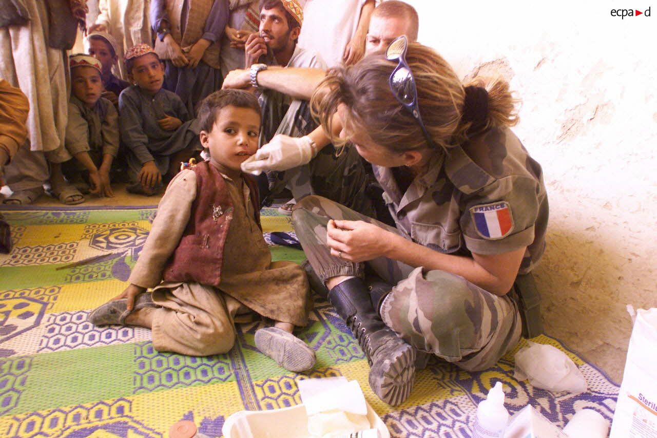 Aide médicale dans un village de la zone de responsabilité française au nord de Kaboul.