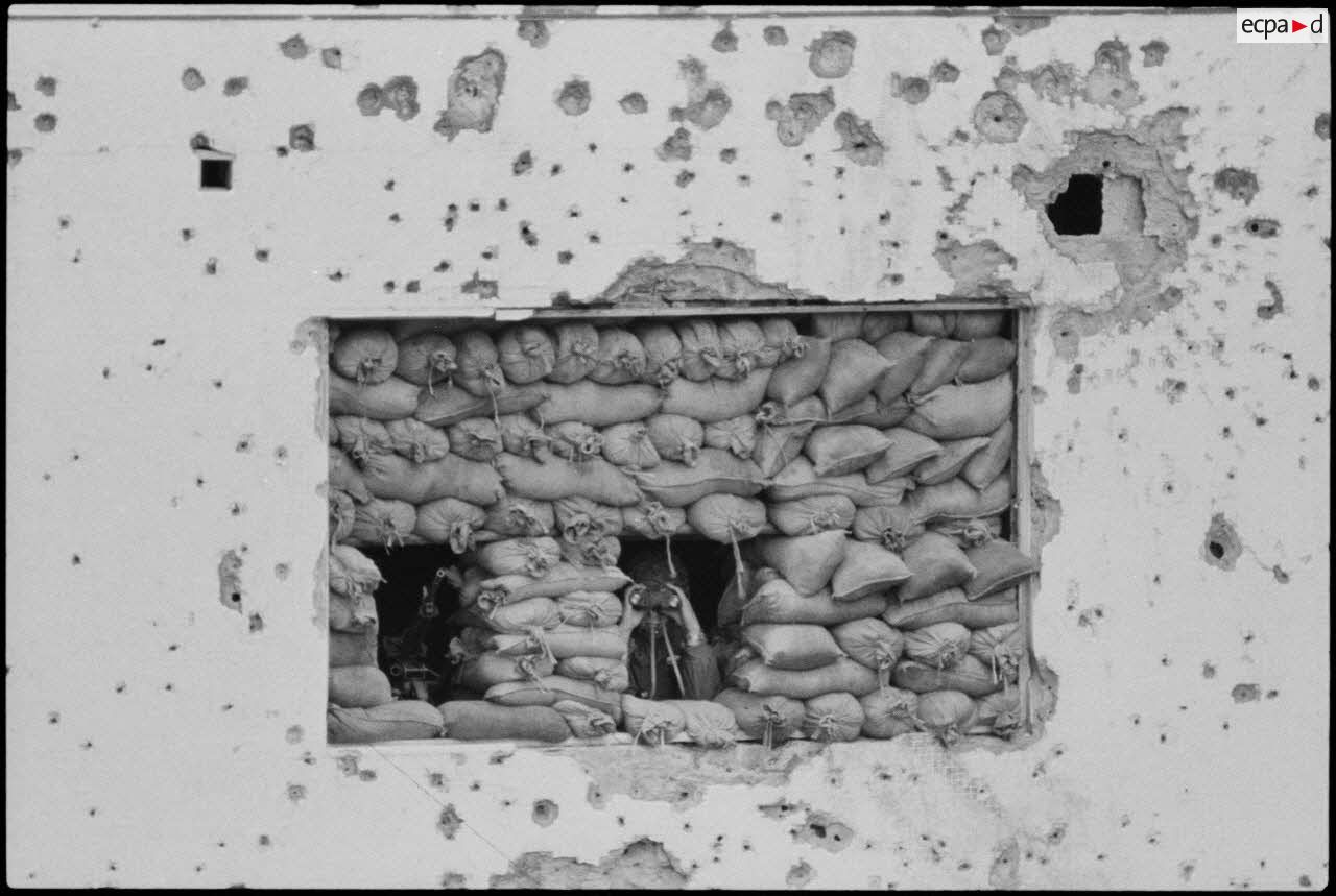 Observation aux jumelles par le 6e régiment d'infanterie parachutiste (RIP) depuis un poste, Beyrouth.