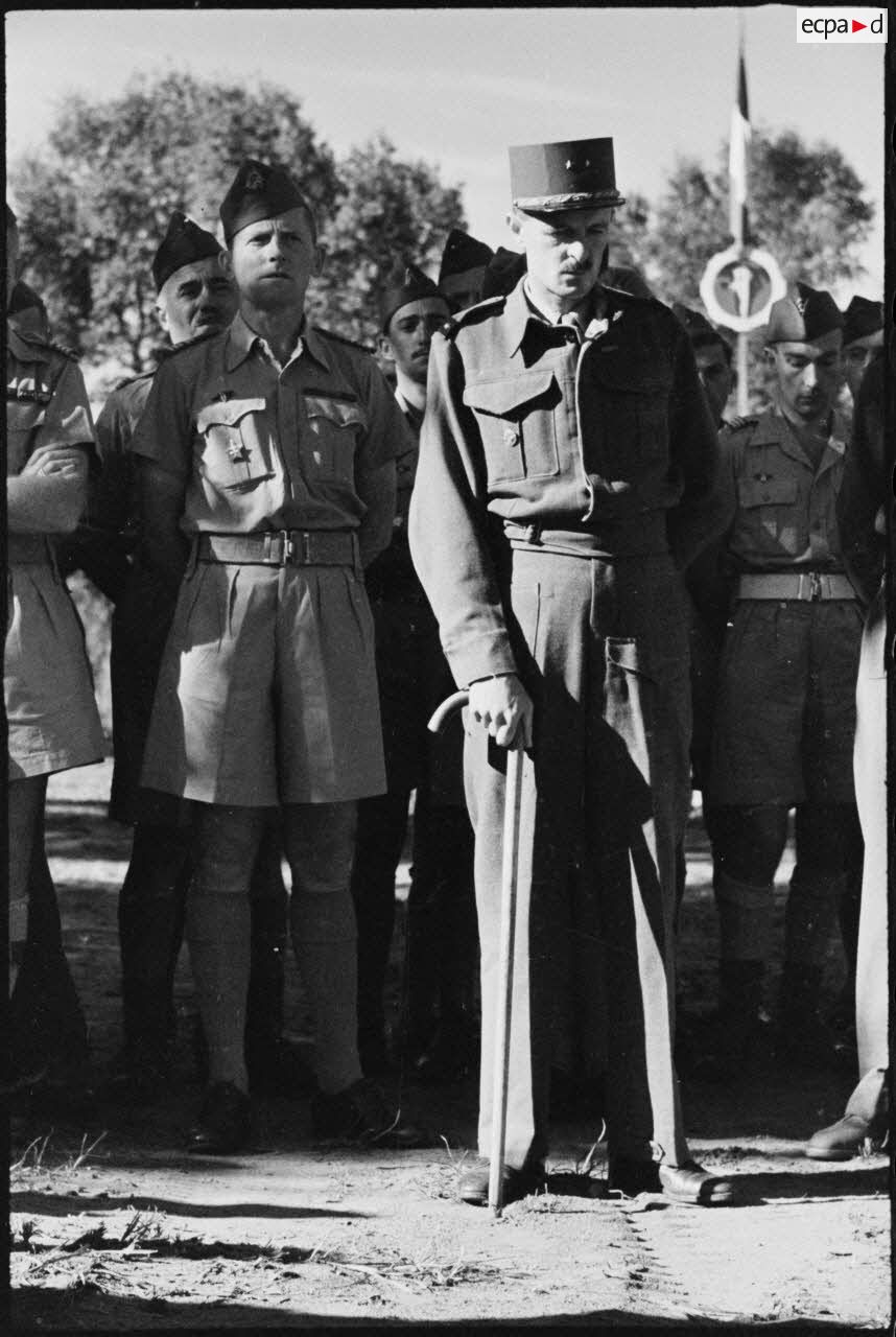 Le général de brigade Philippe Leclerc de Hauteclocque, commandant la 2e division blindée (2e DB).