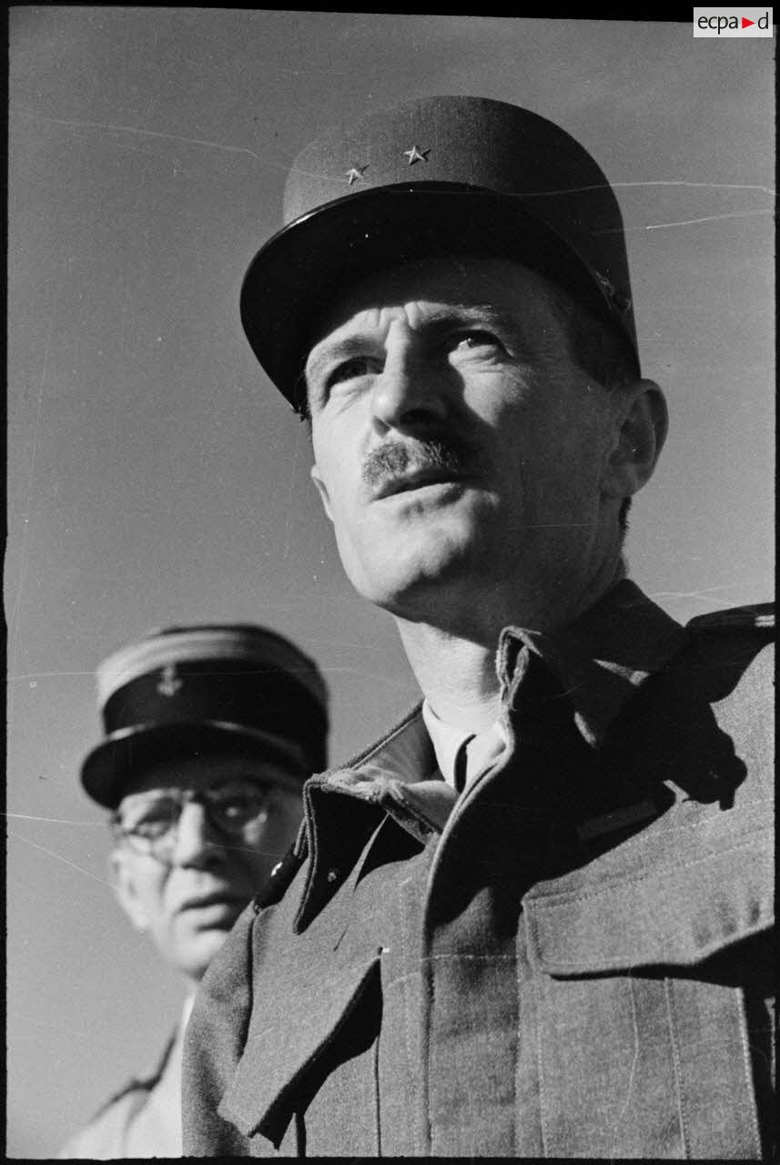 Portrait du général de brigade Philippe Leclerc de Hauteclocque, commandant la 2e division blindée (2e DB), lors d'une visite d'inspection du général de corps d'armée Roger Leyer, chef d'état-major général Guerre.