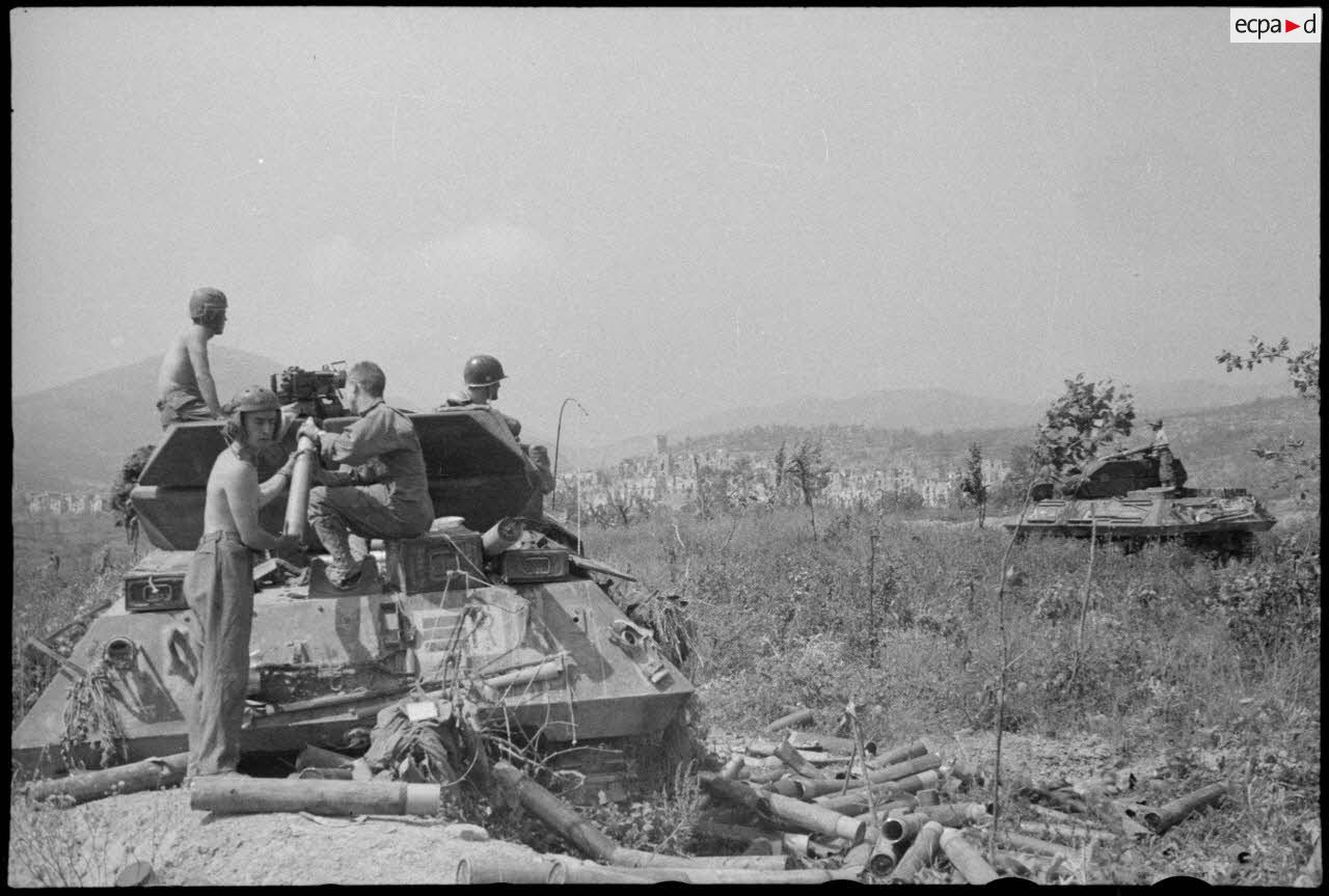 L'équipage d'un chasseur de chars ou tanks destroyer (TD) M10 du 2e escadron du 7e régiment de chasseurs d'Afrique (RCA) à Castelforte.