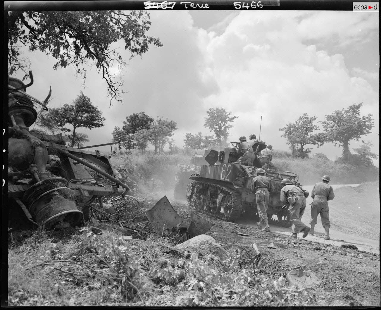 Des chars légers Stuart M5 du 1er escadron du 3e régiment de spahis marocains (RSM), qui font partie d'un des pelotons du détachement blindé de la 2e division d'infanterie marocaine (DIM), sont engagés dans la poursuite des combats vers Sienne.