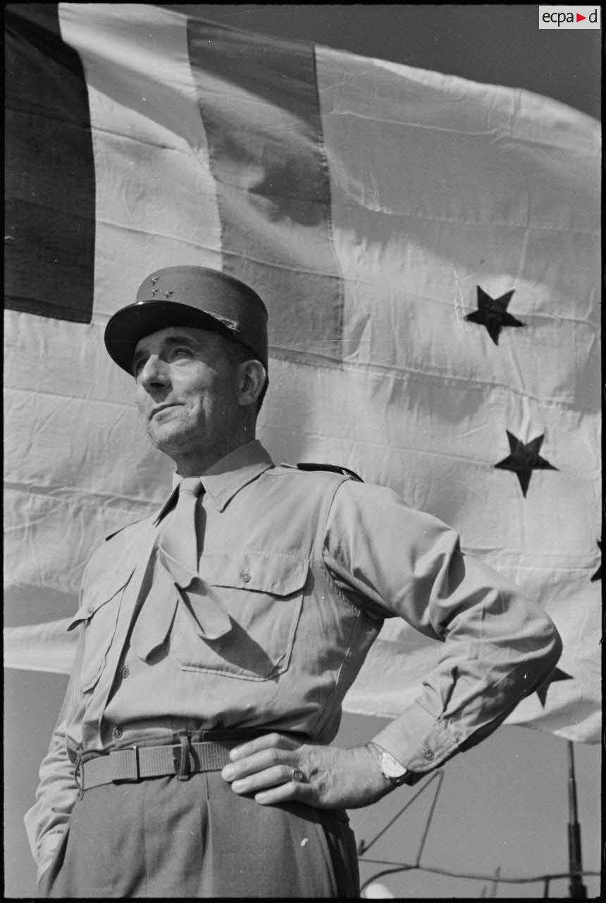 Le général d'armée Jean de Lattre de Tassigny, commandant l'armée B, est à bord du paquebot transport de troupes M.S. Batory qui s'approche des côtes de Provence.