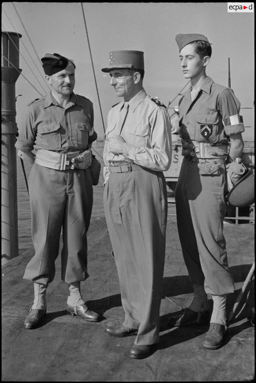 Le général de Lattre de Tassigny, son fils le lieutenant Bernard de Lattre et un officier de transport..