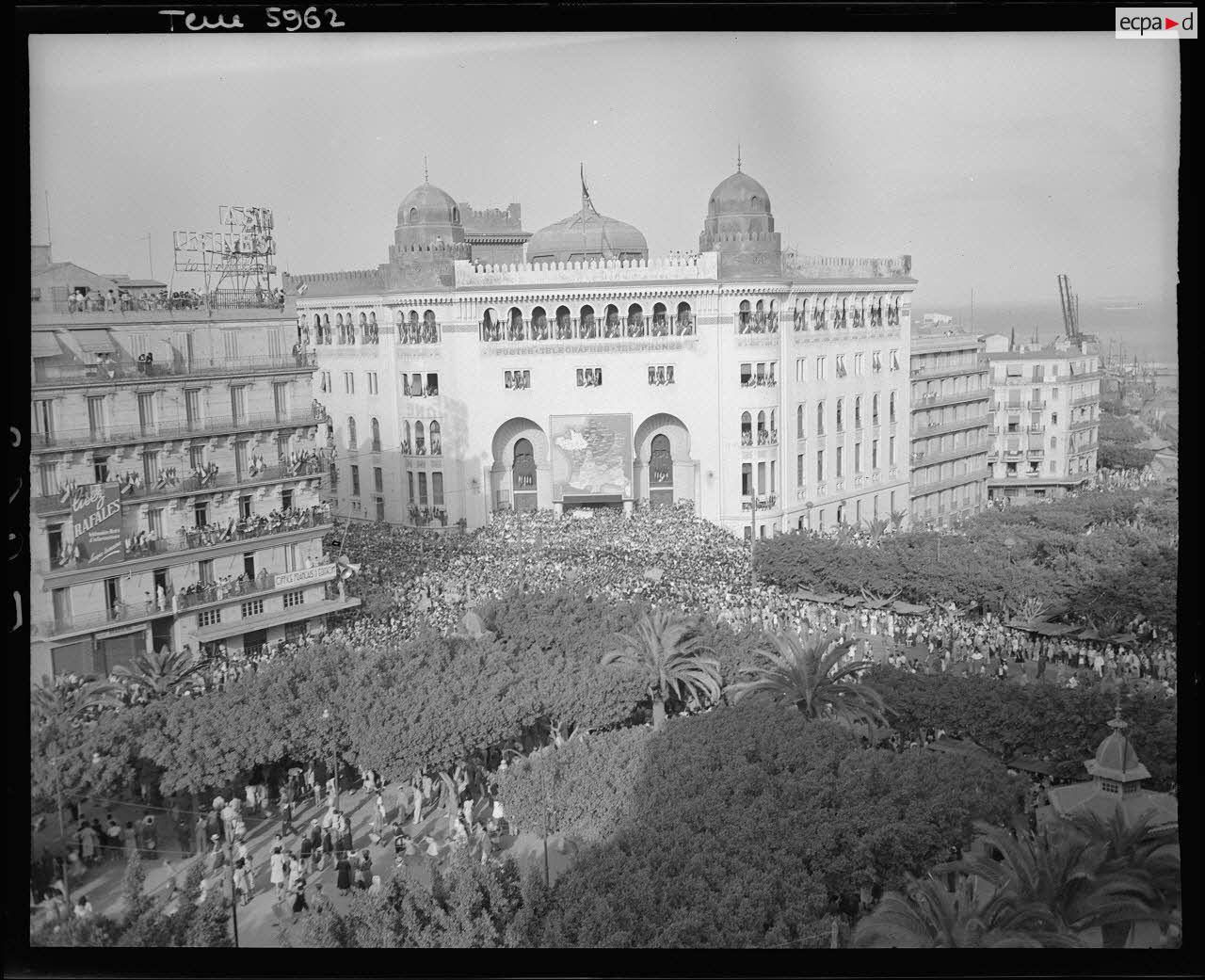 Foule en liesse rassemblée devant l'hôtel des Postes et square Laferrière à Alger pour célébrer la libération de Paris le 25 août 1944.